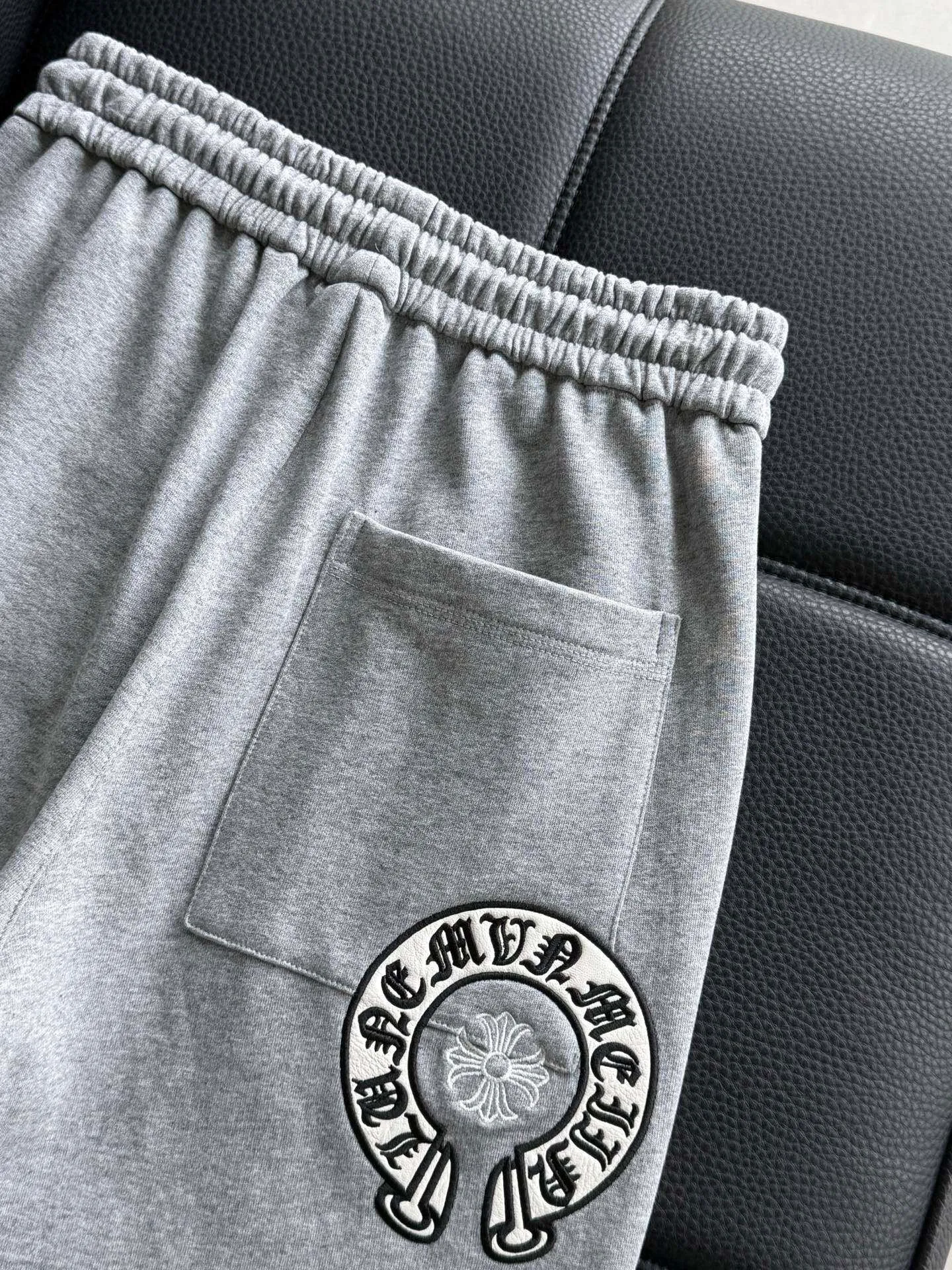 P486 ChromeHearts ChromeHearts terry trousers, pursuit of quality and absolute guarantee of quality! The texture is clearly visible, the texture is soft, delicate and smooth, and the customized three-dimensional embroidery and leather craftsmanship are full of drape! The workmanship is fine and the shoulder lines are smooth. All imported chain machines are used to make the shoulder rolling strips. It has a certain thickness and is not made of cheap material but has a shiny feel that is comfortable and not tight on the upper body. It is the most avant-garde street item that can be easily matched by both men and women!  Color: black white Size: m-3xl Style number: 3750